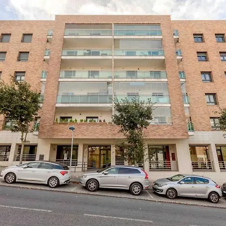 Modern 2-bedroom 15 Min From Center * Amadora