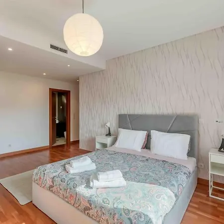 Modern 2-bedroom 15 Min From Center