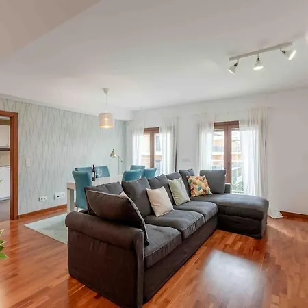 Modern 2-bedroom 15 Min From Center Apartament *