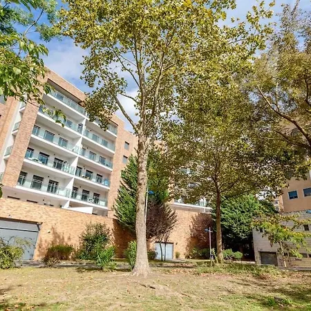 Modern 2-bedroom 15 Min From Center Apartament
