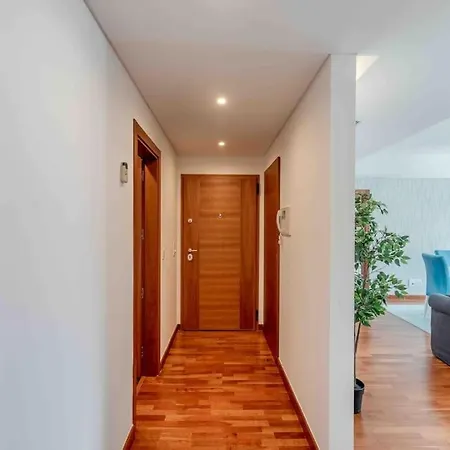 Modern 2-bedroom 15 Min From Center Amadora