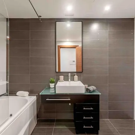 Modern 2-bedroom 15 Min From Center *