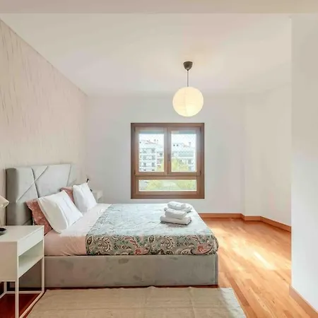 Modern 2-bedroom 15 Min From Center Apartament