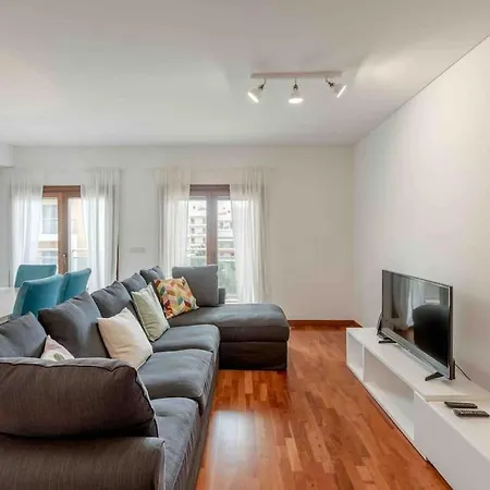 Modern 2-bedroom 15 Min From Center Apartament *
