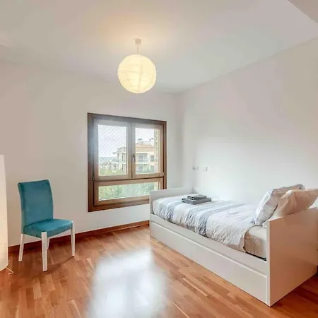 Modern 2-bedroom 15 Min From Center Amadora
