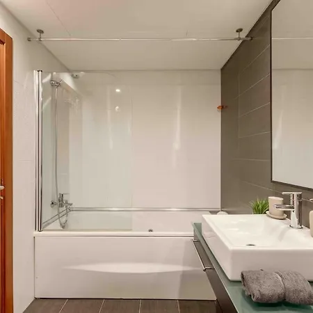 Modern 2-bedroom 15 Min From Center *