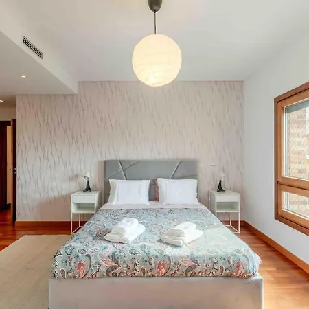 Modern 2-bedroom 15 Min From Center