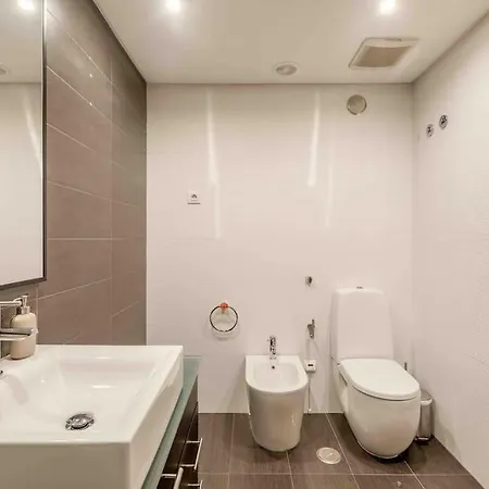 Modern 2-bedroom 15 Min From Center